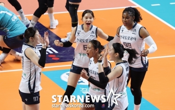 图为韩国道路公社的选手们在得分后正在欢呼。 =照片=金镇京。