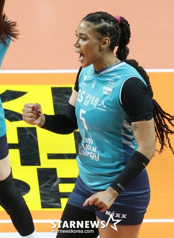 Gisele Silva roars after scoring in the third round of the women's Jin Air V-League championship match of the 2025-26 season at Jangchung Gymnasium in Seoul at 1:30 p.m. on the 5th. /Photo = Senior Reporter Kim Jin-kyung