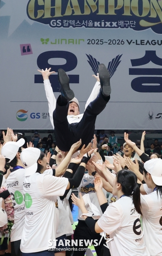 GS Caltex coach Lee Young-taek is being rinsed by the players.. /Photo = Senior Reporter Kim Jin-kyung