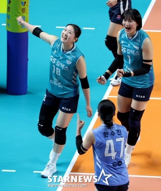 Kwon Min-ji (left) is smiling brightly after scoring. /Photo = Senior Reporter Kim Jin-kyung