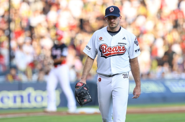 =斗山熊队首发投手杰克-罗格。