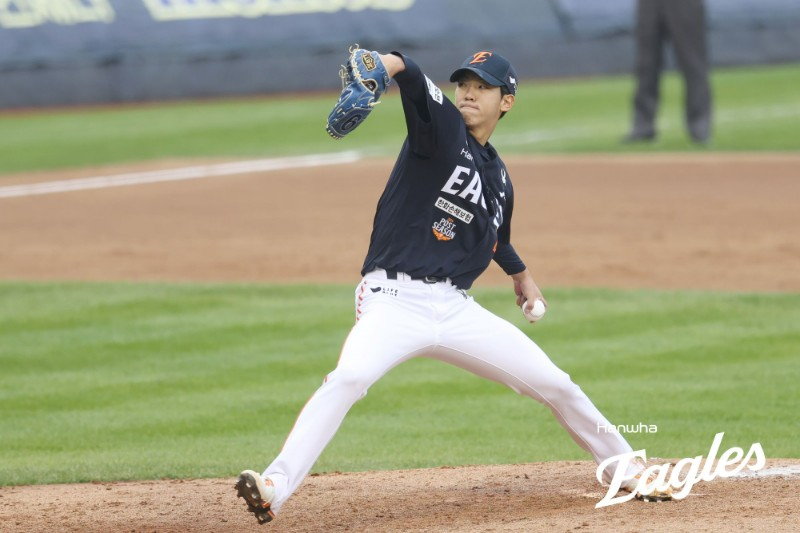 他就是韩华鹰队的黄俊书。 =韩华鹰队。