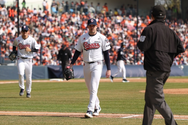 斗山（トゥサン）のジャック·ログ（右）がイニングを終えてダッグアウトに入っている。 /写真=斗山ベアーズ提供