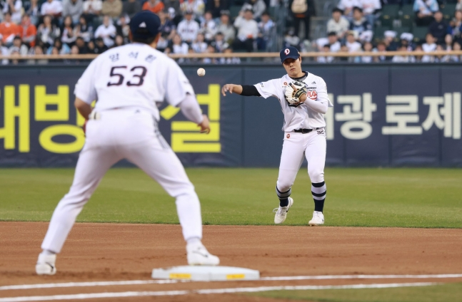 Пак Джун Сун (справа) играет на второй базе в матче против Ханхва 4-го числа. /Фото = Предоставлено Doosan Bears.