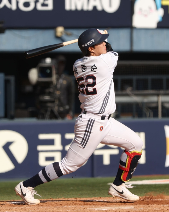 Дусан Пак Джун Сун делает трипл-дабл в конце восьмого иннинга. /Фото = Предоставлено Doosan Bears.