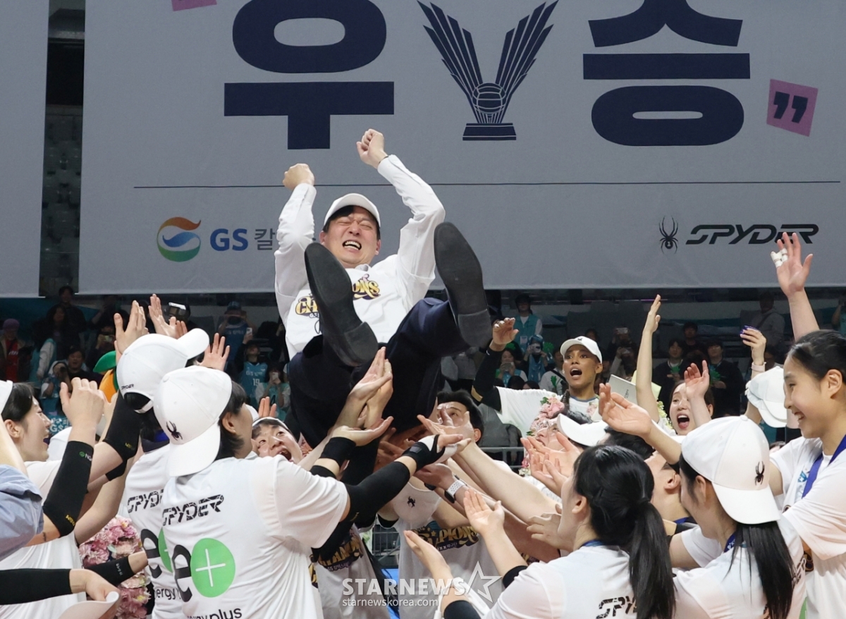 스타뉴스 포토: 이영택 감독 우승 헹가래