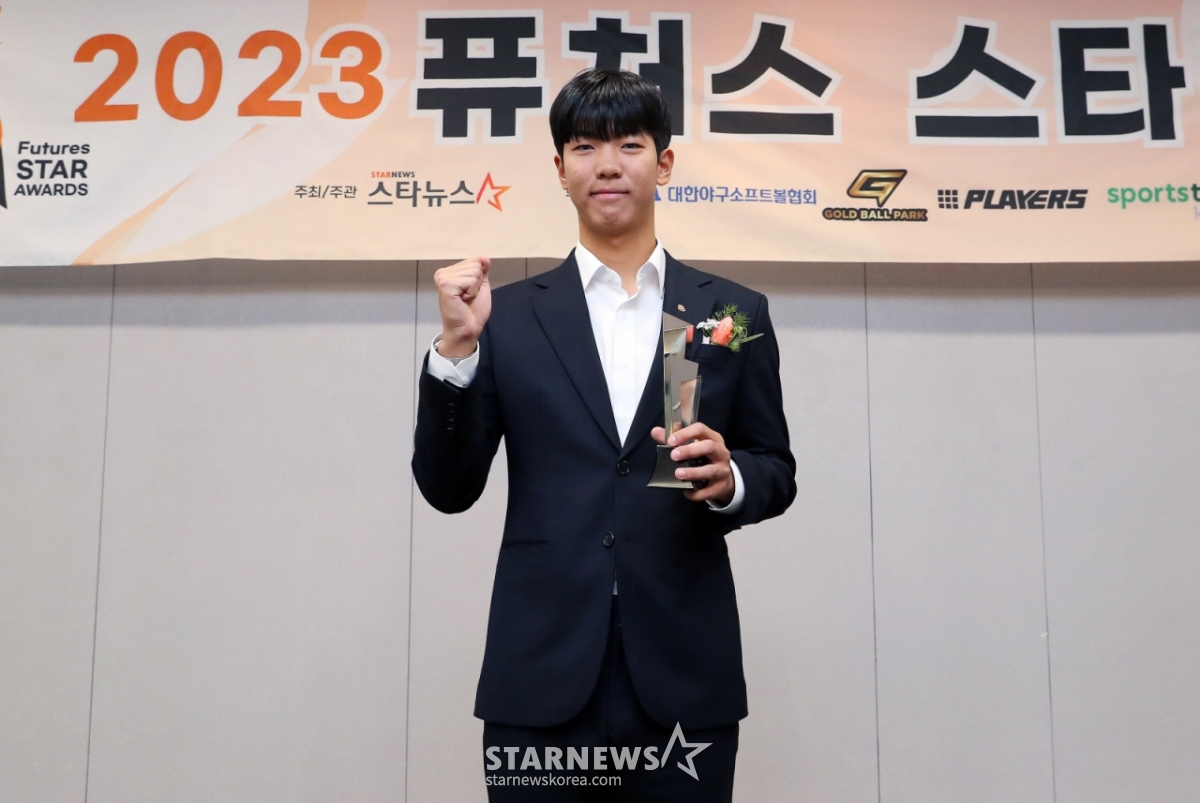 奖忠高中黄俊书在"2023 Futures明星大奖"上获得棒球大奖后,拿着奖杯摆出造型,供记者们拍照。 =照片=金昌贤。