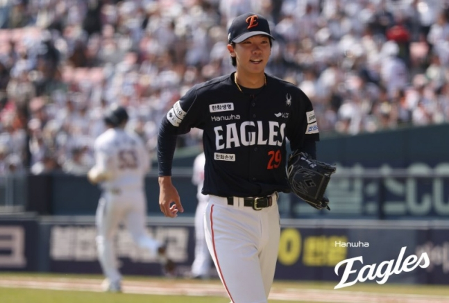 5日，韩华鹰队的黄俊书在首尔市松坡区蚕室球场与斗山熊队进行的2026新韩SOL KBO联赛客场比赛中首发出场，以无失分的成绩结束局数，正以灿烂的微笑走向球员席。 =韩华鹰队。