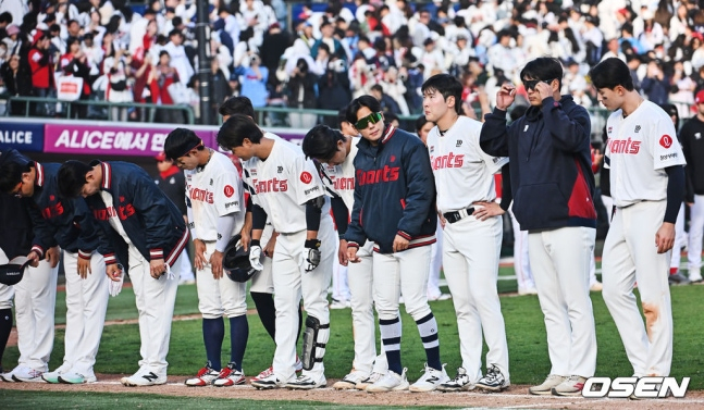 Lotte's team bowed to fans after losing a home game against SSG Landers in the 2026 Shinhan SOL KBO League regular season at Sajik Baseball Stadium in Busan on the 5th.