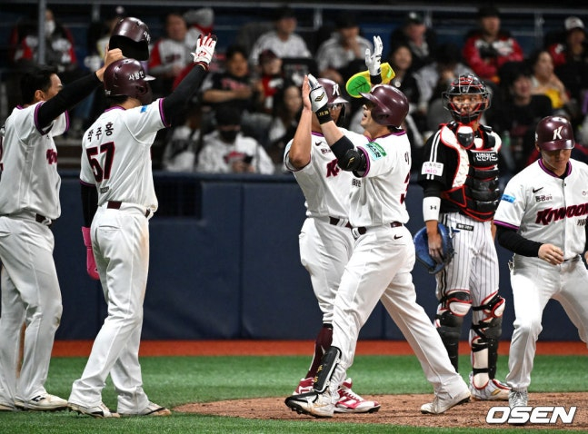 Kiwoom Lee Hyung-jong is happy to hit a grand slam in the bottom of the ninth inning of the 2026 Shinhan SOL KBO League regular season against LG at Gocheok Sky Dome in Seoul on the 5th. 