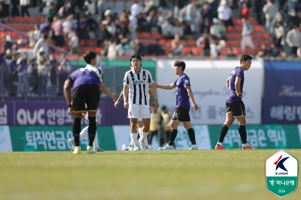 1-1の引き分けとなったFCソウルとFC安養（アンヤン）の選手たちが残念がっている。 /写真=韓国プロサッカー連盟提供