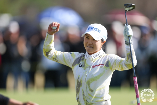 コ·ジウォンが5日、京畿道驪州市(キョンギド·ヨジュシ)のザ·シエナ·ベルート·カントリークラブで行われたKLPGAツアー·ザ·シエナオープン(賞金総額10億ウォン)大会最終日の第4ラウンドで優勝した後、咆哮している。 /写真=KLPGT提供