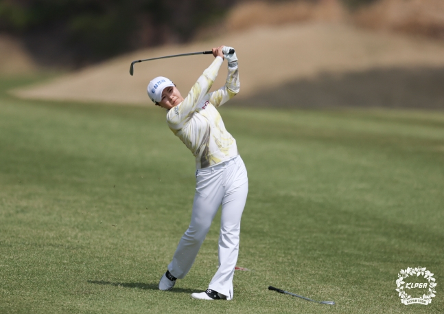 アイアンショットを放つコ·ジウォン。 /写真=KLPGT提供