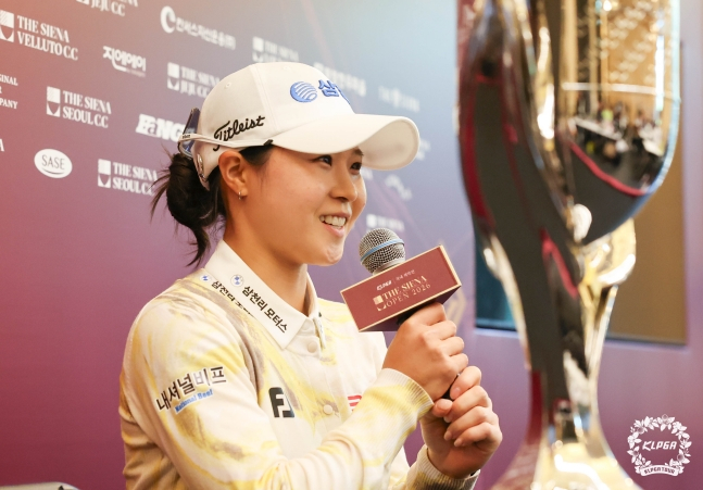 コ·ジウォンが優勝後の記者会見で感想を述べている。 /写真=KLPGT提供