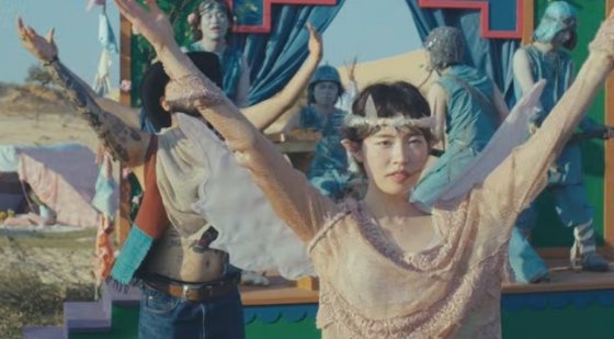 /Photo = Capture the music video of 'Famous cellar'