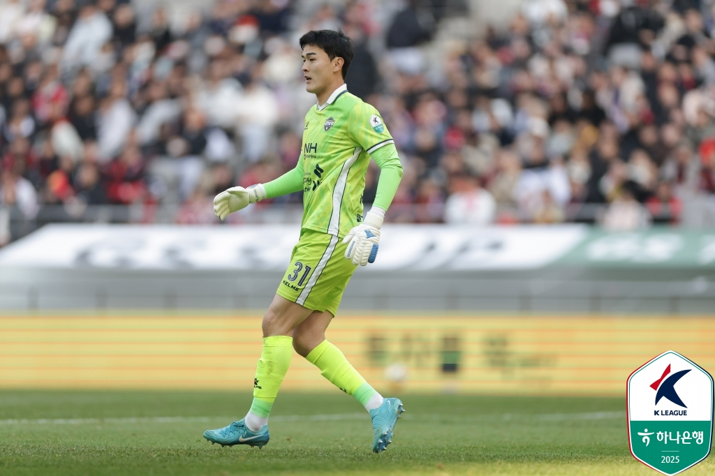 Вратарь Кимчхон Санму Пэк Чон Бом. /Фото = Предоставлено Корейской профессиональной футбольной федерацией.