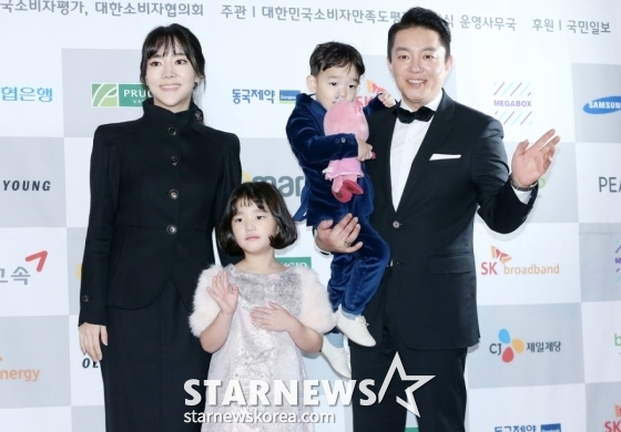 Vợ chồng Lee Bum Soo - Lee Yoon Jin, anh em nhà Soeul, Daeul / Ảnh = Ký giả Kim Hwi Sun hwijpg@