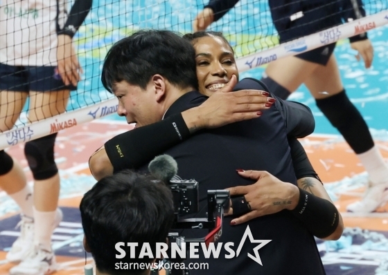 李ヨンテク(左)監督とジゼル·シルバ監督が抱き合っている。 /写真=キム·ジンギョン待機者