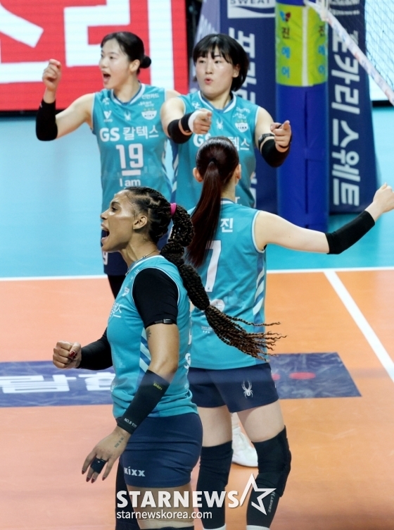 咆哮するジゼル·シルバ（下）とGSカルテックスの選手たち。 /写真=キム·ジンギョン待機者