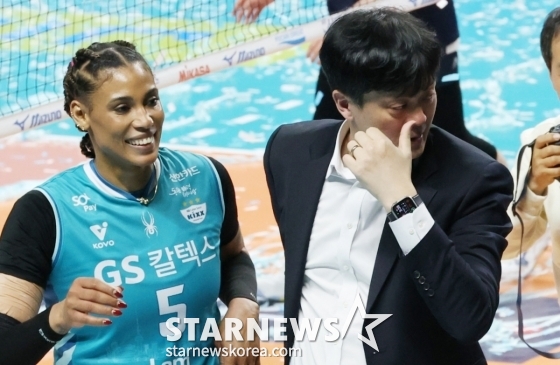 優勝後、喜ぶジゼル·シルバ（左）と李ヨンテク監督。 /写真=キム·ジンギョン待機者