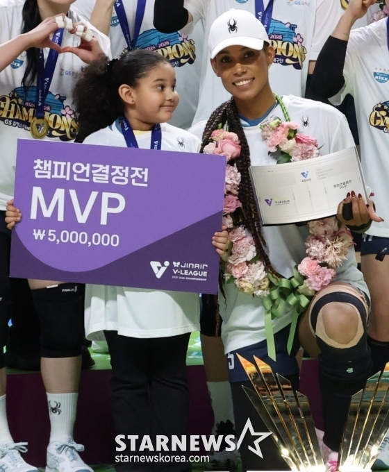 ジゼル·シルバ（左）と娘のシアナ。 /写真=キム·ジンギョン待機者