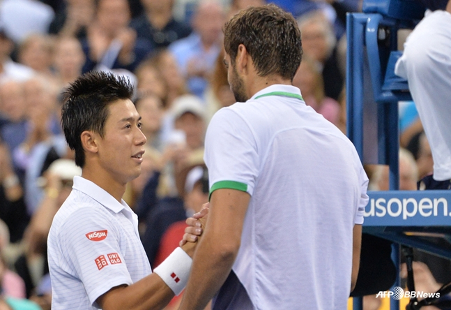 Вид во время финала Открытого чемпионата США 2014 года, который считается самым молодым игроком Нисикори (слева). В то время Нисикори потерпел полное поражение от хорватского Марин Чилич со счетом 0:3. /AFPBBNews =Новости 1