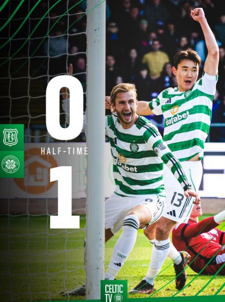 ヤン·ヒョンジュン（右）が6日（韓国時間）、スコットランド·ダンディーのデンスパークで行われたダンディーとの「2025-2026スコットランド·プレミアシップ」32ラウンドで先制ゴールを決めている。 /写真=セルティック公式SNS仕上げ