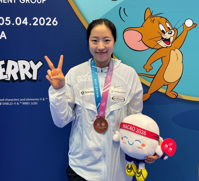 申有彬5日在澳门Galaxy Arena举行的"ITTF世界杯澳门2026"上收获铜牌后正在拍照留念。  =照片=经纪公司GNS提供。 