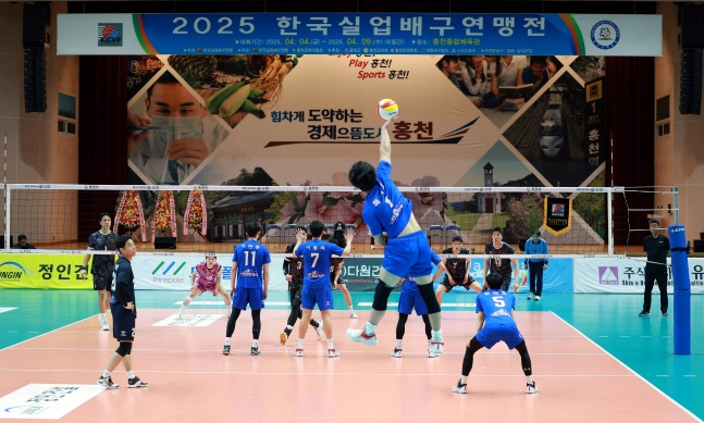 图为2025韩国实业排球联盟战男子组决赛比赛。 =图为，韩国实业排球联盟提供。