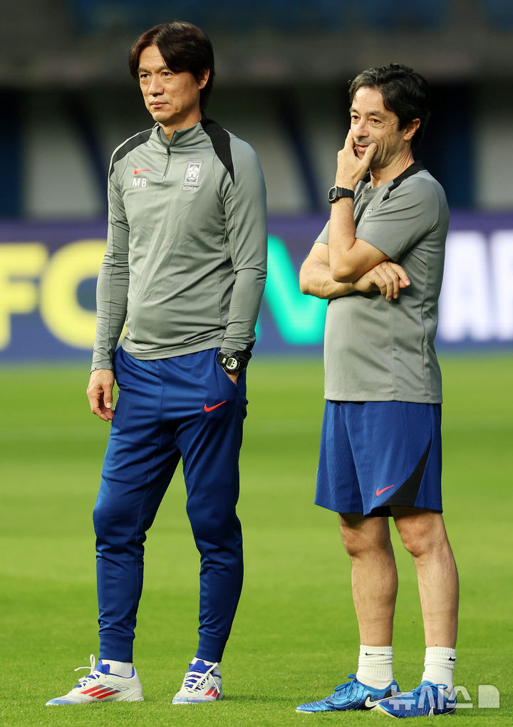 洪明甫教练和若昂•阿罗索教练。 =照片=newsis。