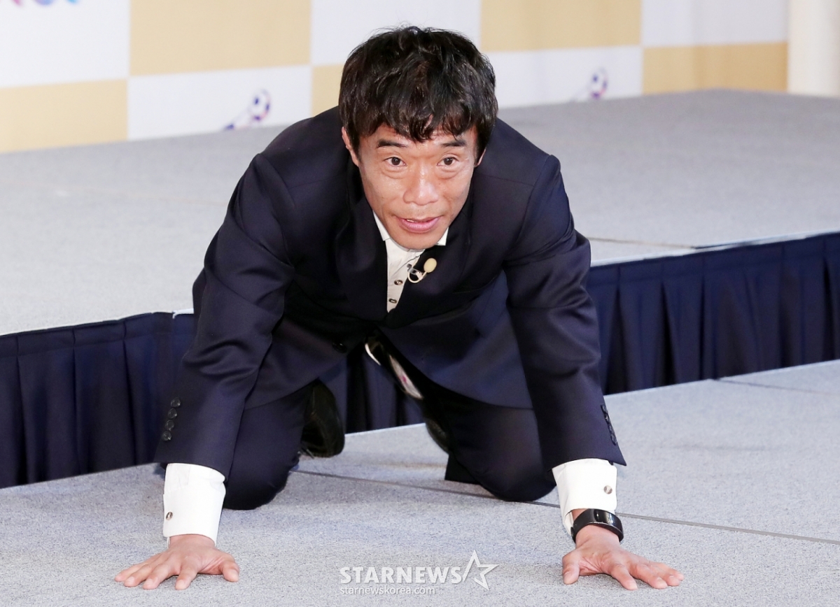 &nbsp;Shim Kwon-ho, a former national wrestling player, is posing at a press conference for JTBC's entertainment show "Gathering Up." /Photo = Star News