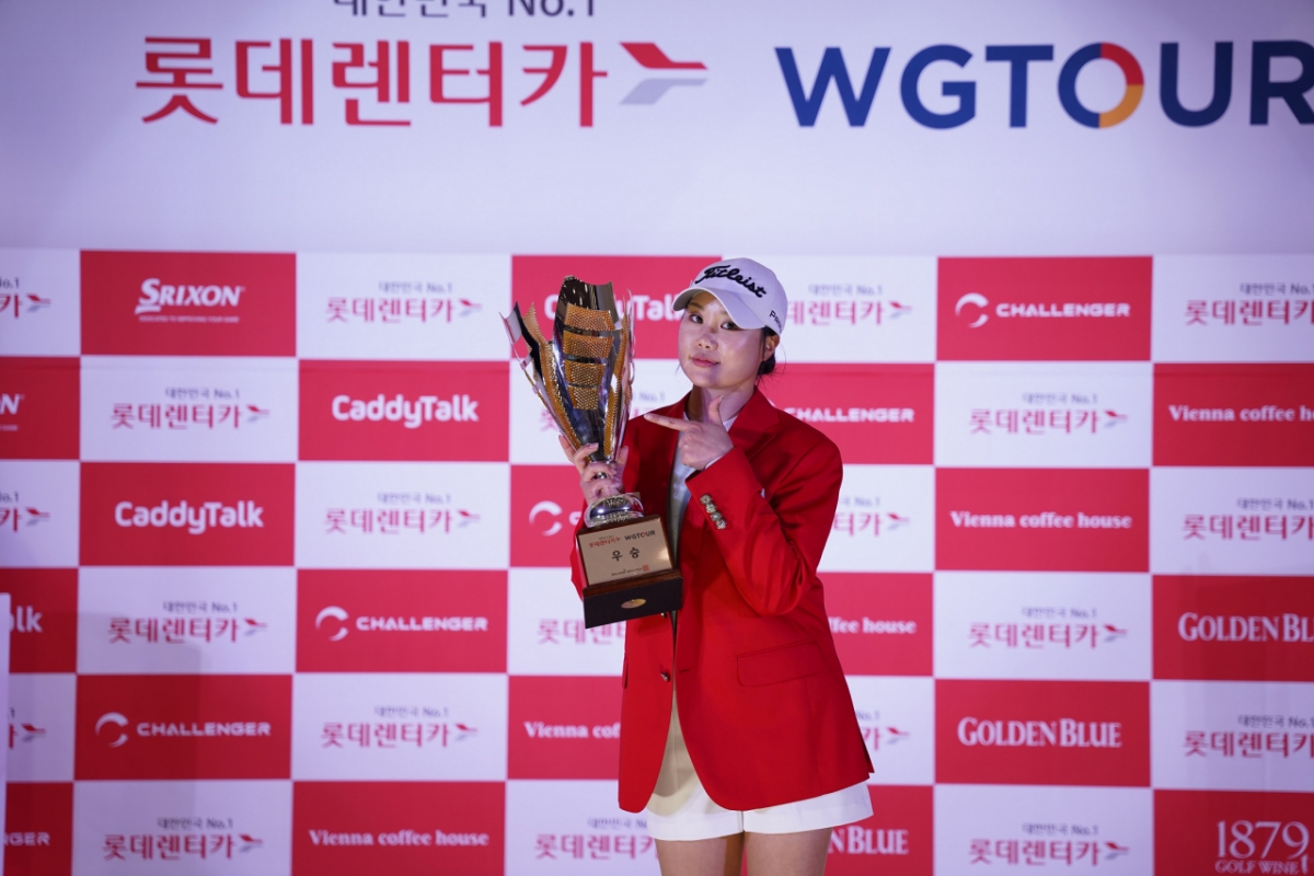 Park Sung-ah, the winner, is taking a commemorative photo with the trophy