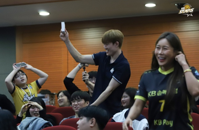 KB Insurance's Kim Do-hoon is enjoying with fans at the 2025-2026 season fan meeting held at KB Insurance's Insanium in Suwon on the 4th. /Photo = Courtesy of KB Insurance Stars 