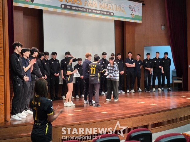 KB Insurance Stars Kim Do-hoon presented to fans who collected membership stars at a fan meeting of the 2025-2026 season held at KB Insurance Insanium in Suwon on the 4th. /Photo = Reporter Kim Dong-yoon