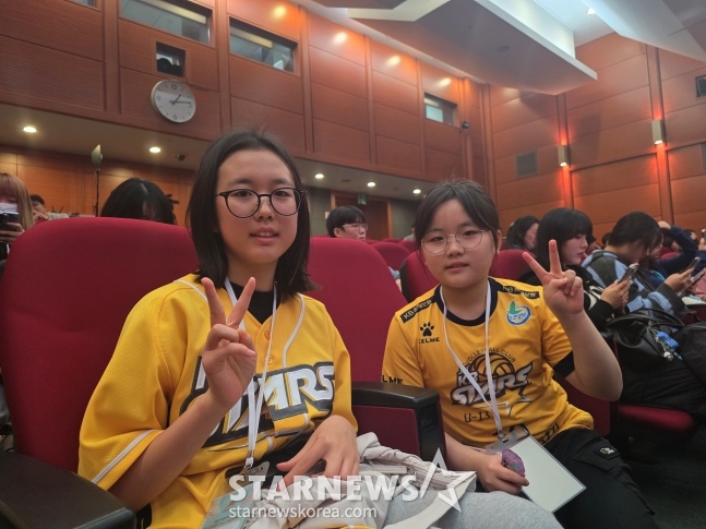 KB Insurance Stars fans Yoon Na-ra and Yoon Na-ye attended the fan meeting of the 2025-2026 season held at KB Insurance Insanium in Suwon on the 4th. /Photo = Reporter Kim Dong-yoon