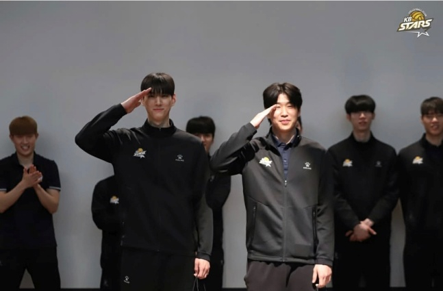 KB Insurance Lim Sung-jin (left) and Lee Hyun-seung are greeting the enlistment at a fan meeting of the 2025-2026 season held at KB Insurance Ingenium in Suwon on the 4th. /Photo = Courtesy of KB Insurance Stars 