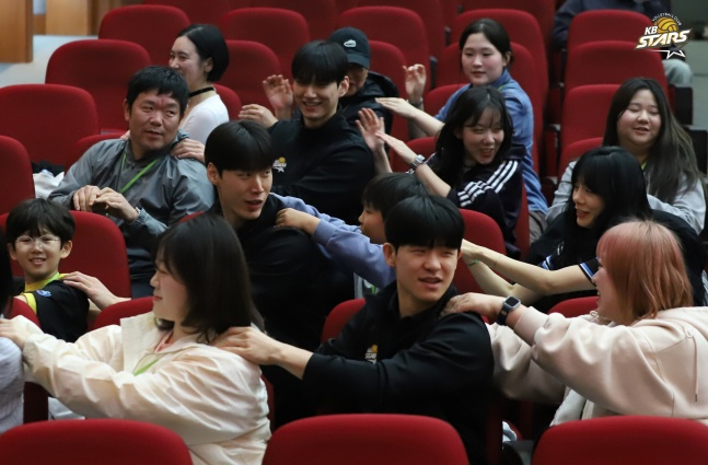 KB Insurance players joined their fans at a fan meeting of the 2025-2026 season held at KB Insurance Insanium in Suwon on the 4th. /Photo = Courtesy of KB Insurance Stars 