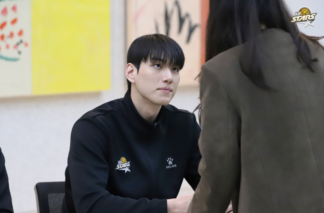 KB Insurance Lim Sung-jin is talking to fans at a fan meeting of the 2025-2026 season held at KB Insurance Insanium in Suwon on the 4th. /Photo = Courtesy of KB Insurance Stars 