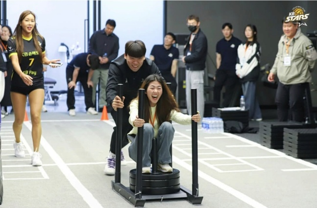 KB Insurance players are enjoying with their fans at the 2025-2026 season fan meeting held at KB Insurance Insanium in Suwon on the 4th. /Photo = Courtesy of KB Insurance Stars 