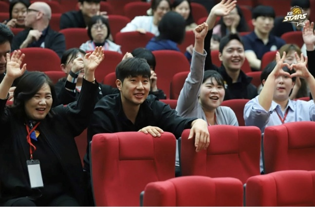 KB Insurance players joined their fans at a fan meeting of the 2025-2026 season held at KB Insurance Insanium in Suwon on the 4th. /Photo = Courtesy of KB Insurance Stars 
