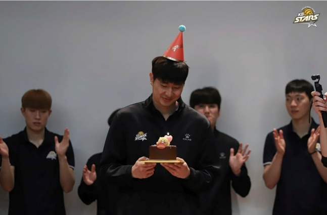 KB Insurance Stars Park Sang-ha was celebrating his birthday at a fan meeting of the 2025-2026 season held at KB Insurance Ingenium in Suwon on the 4th. /Photo = Courtesy of KB Insurance Stars