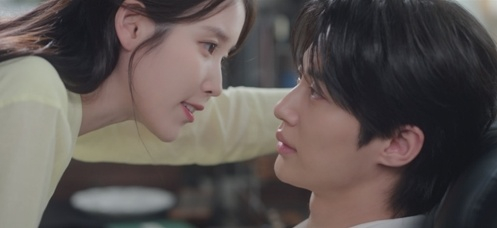 Từ trái qua phải: IU, Byun Woo Seok / Ảnh = 'Phu nhân quân đội thế kỷ 21' (MBC)