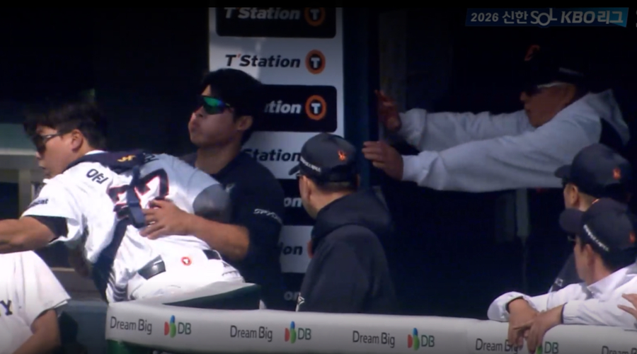 '선수 다칠까 상대 감독이 깜짝', '주자 밟을까 껑충' KBO 더욱 빛내는 '리스펙트 문화' [신화섭의 스포츠 인사이드]