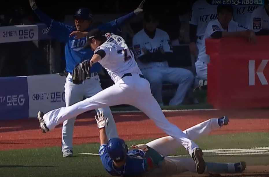 5日，在水原进行的比赛中，KT投手金民洙（上）为了不踩到三星队的金英雄，正伸直左腿跳上垒。 =照片=转播画面截图。
