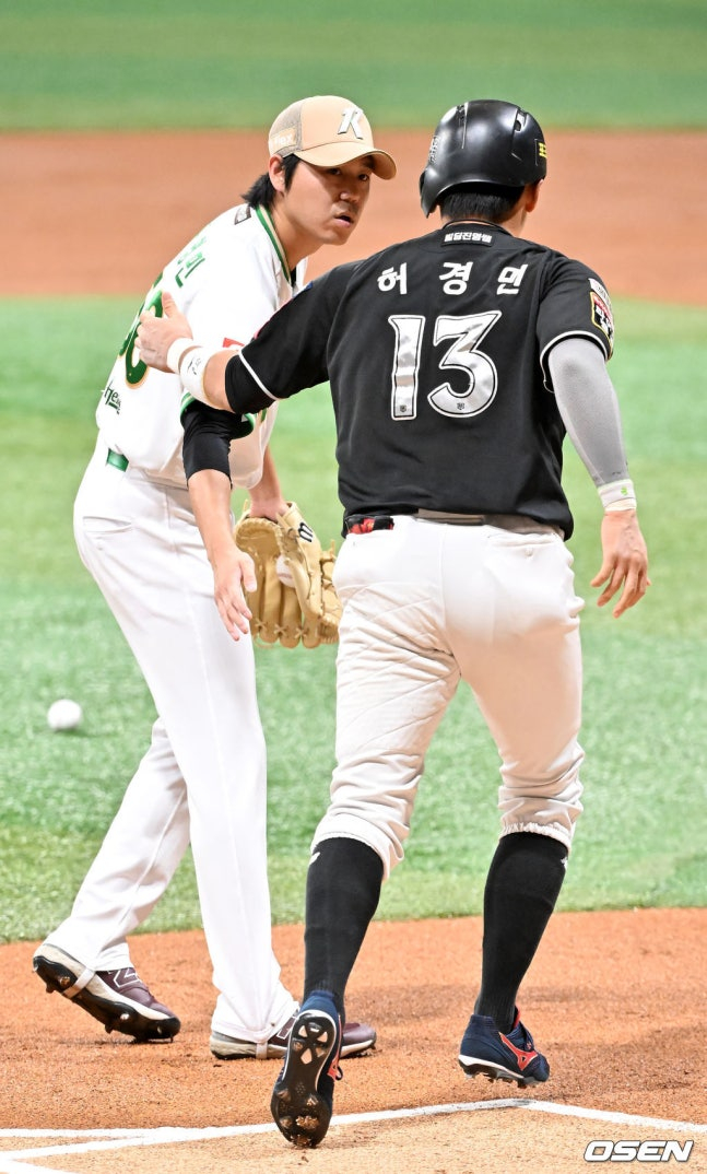 Kiwoom投手河英敏（左）向KT队的许京民投出打中身体的球后，正在道歉。 =照片=OSEN 