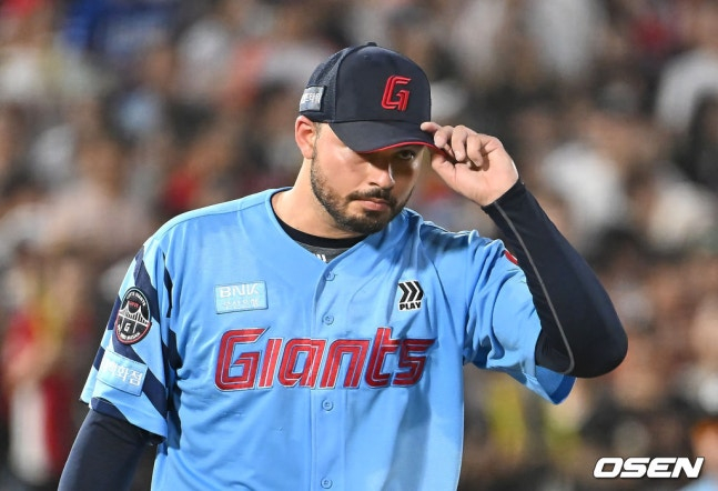 2025年8月投出沙球后，乐天队的外援投手甘宝儿向击球手致意。  =照片=OSEN