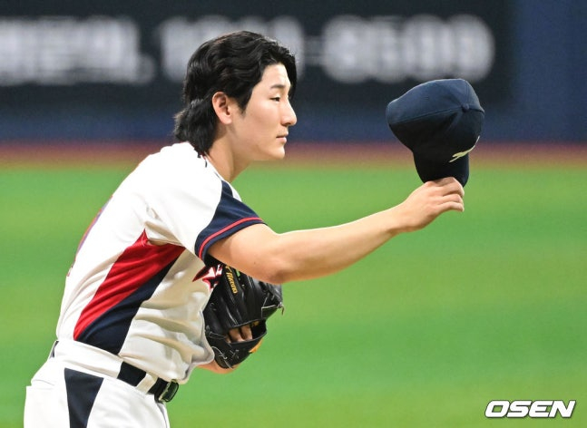 国家队投手郭彬在去年11月与捷克队的热身赛上投出死球后正在道歉。  =照片=OSEN 