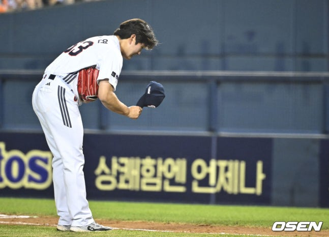 图为斗山队的投手金泽演（音）在投出打中身体的球后弯腰行礼。 =照片=OSEN