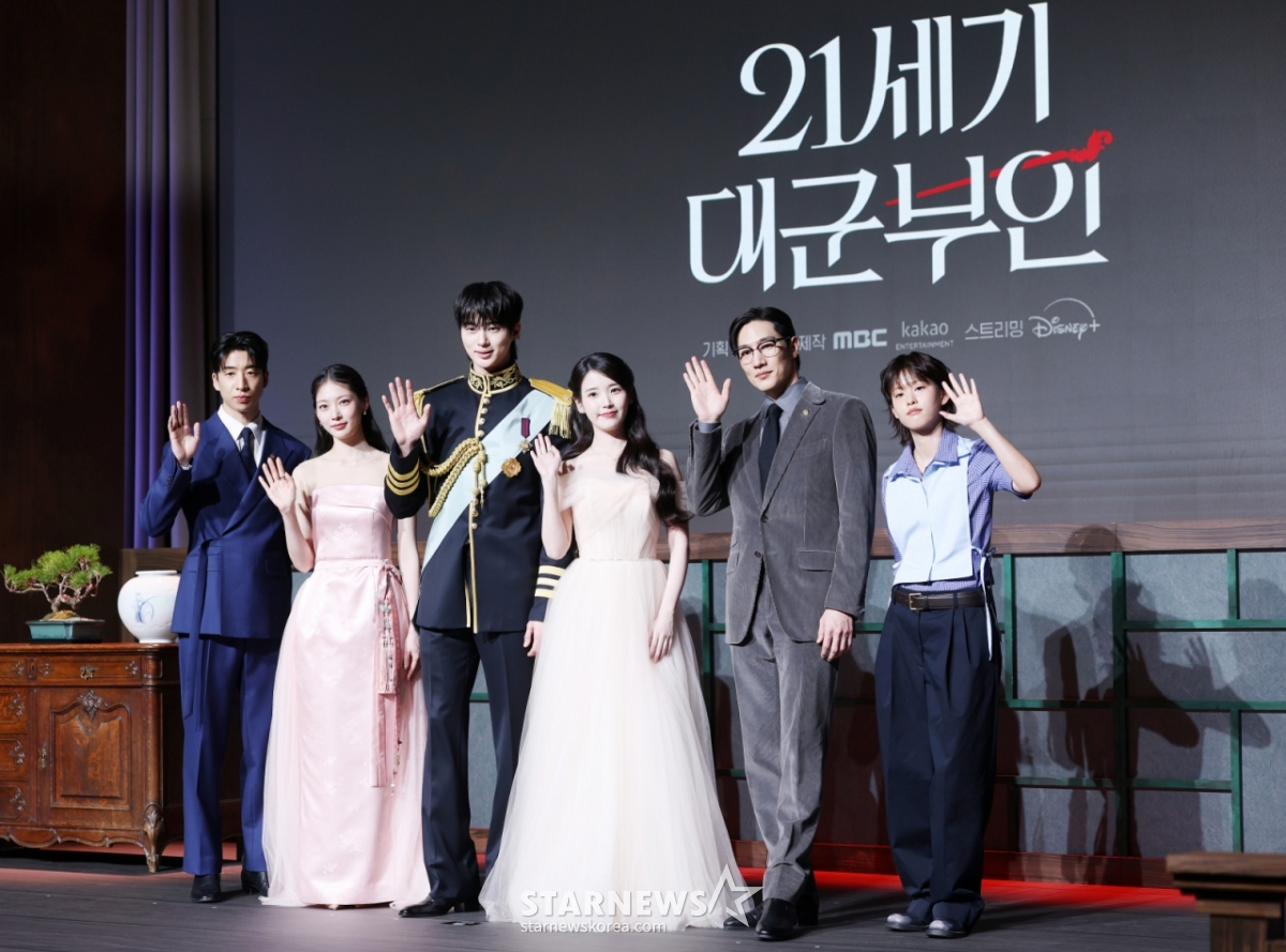 Ngày 6/5, các diễn viên Yoo Soo Bin, Gong Seung Yeon, Byun Woo Suk, IU, Noh Sang Hyun, Lee Yeon đang tạo dáng tại buổi họp báo ra mắt phim truyền hình thứ Sáu, thứ Bảy 21 (MBC) được tổ chức tại khách sạn Gangnam, Chosun Palace, Seoul. /2026.04.06/Ảnh = Kim Hwi Sun hwijpg@