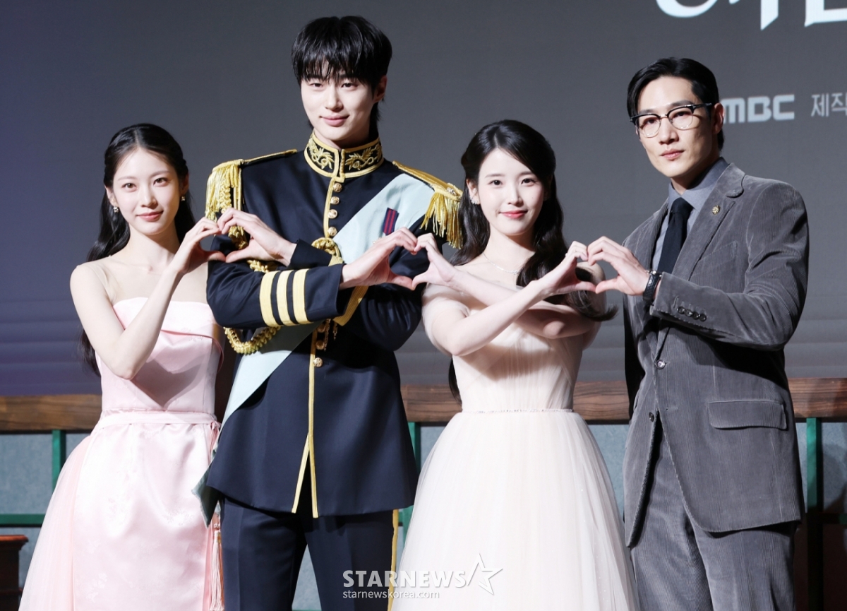 Ngày 6/5, các diễn viên Gong Seung Yeon, Byun Woo Suk, IU và Noh Sang Hyun đang tạo dáng tại buổi họp báo ra mắt phim truyền hình thứ Sáu, thứ Bảy, thứ Bảy (MBC), được tổ chức tại khách sạn Gangnam, Chosun Palace, Seoul. /2026.04.06/Ảnh = Kim Hwi Sun hwijpg@